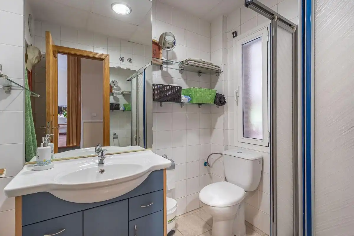 Badezimmer von Einfamilien-Reihenhaus zum Verkauf in Genil