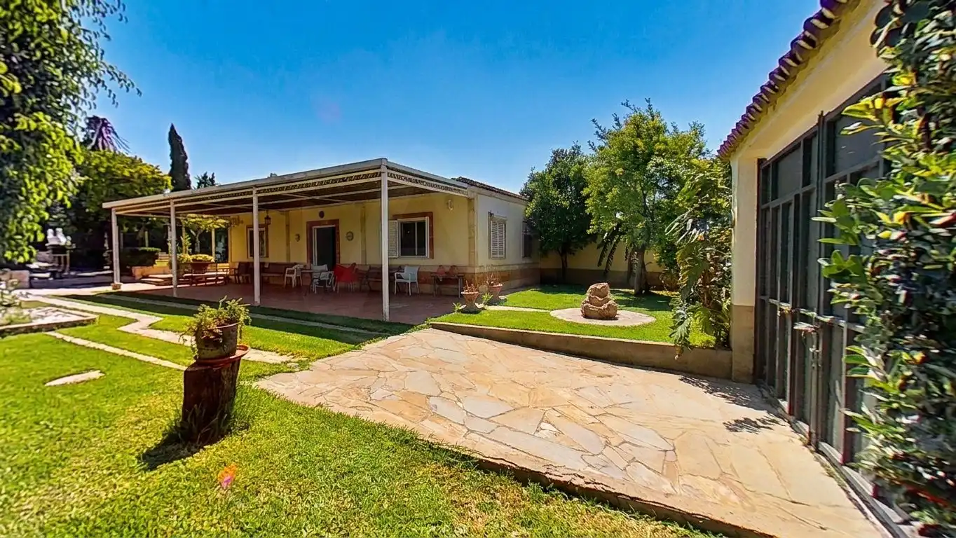 Garden of Houses for sale in Dos Hermanas  with Air Conditioner, Heating and Swimming Pool