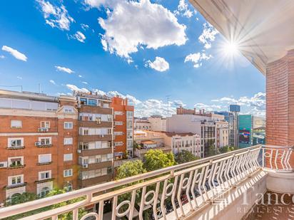 Exterior view of Flat for sale in  Madrid Capital  with Balcony