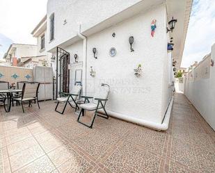 Vista exterior de Casa adosada en venda en Orihuela amb Aire condicionat, Terrassa i Balcó