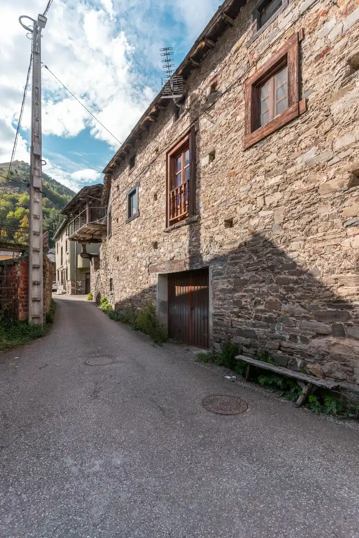 Vista exterior de Casa o xalet en venda en Cangas del Narcea amb Calefacció, Jardí privat i Terrassa
