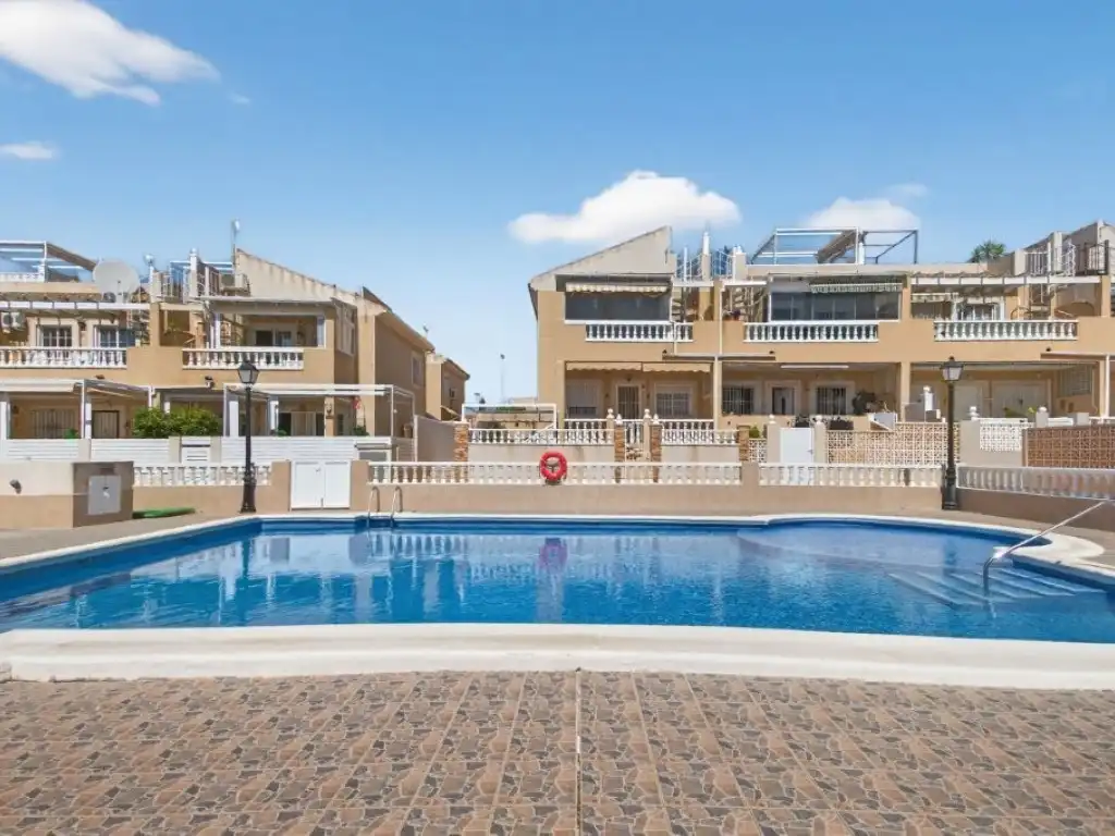 Außenansicht von Einfamilien-Reihenhaus zum Verkauf in Torrevieja mit Klimaanlage, Privatgarten und Schwimmbad