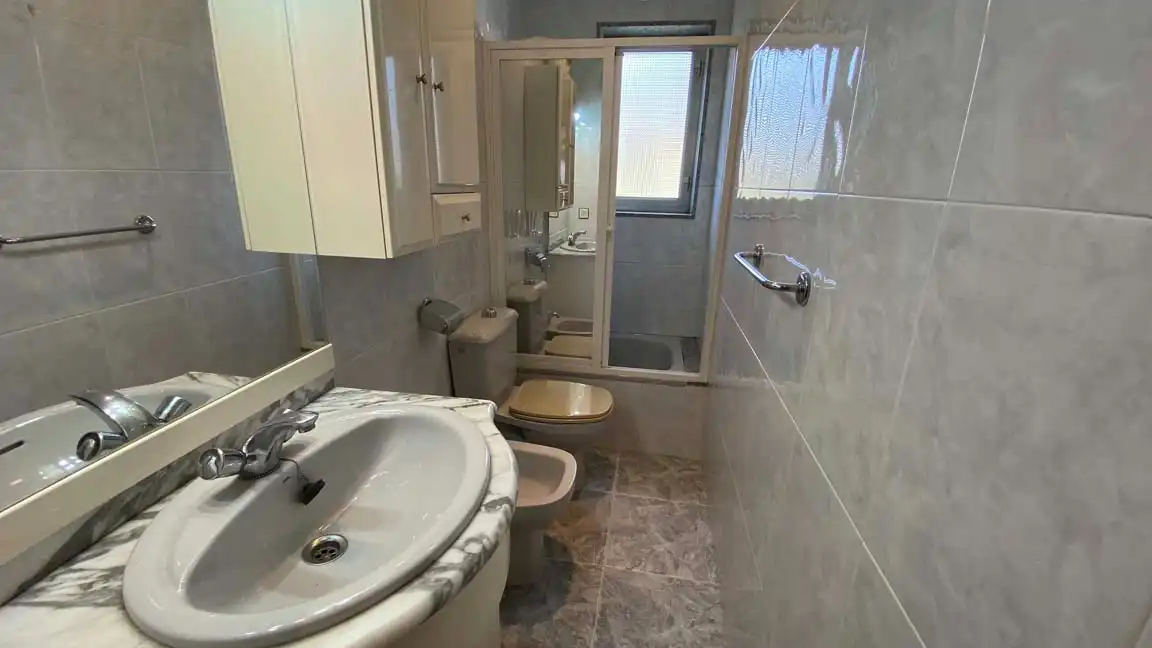 Baño de Piso de alquiler en San Martín del Rey Aurelio con Calefacción, Amueblado y Horno