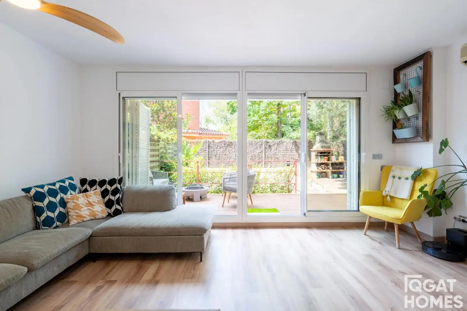 Sala de estar de Casa adosada en venta en Sant Cugat del Vallès con Aire acondicionado, Calefacción y Trastero