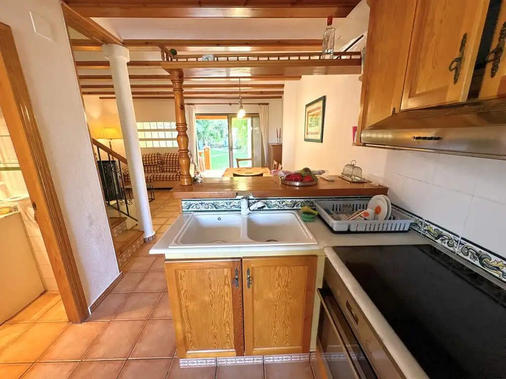 Küche von Einfamilien-Reihenhaus zum Verkauf in Dénia mit Klimaanlage, Terrasse und Balkon