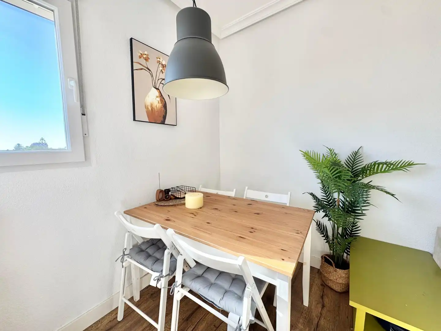 Menjador de Apartament de lloguer en Torrevieja amb Aire condicionat, Piscina i Moblat