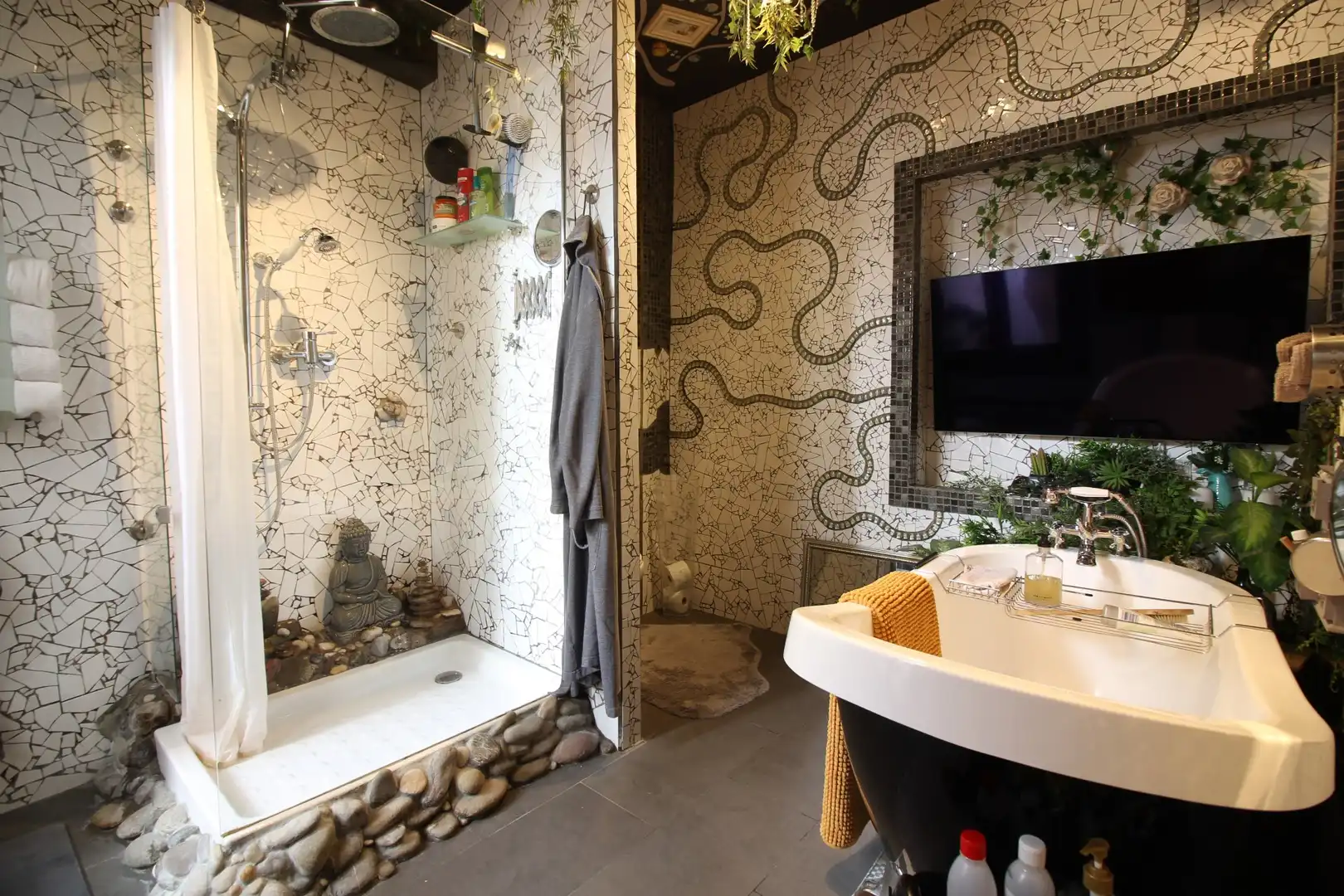 Bathroom of Houses for sale in Besalú  with Heating, Terrace and Swimming Pool