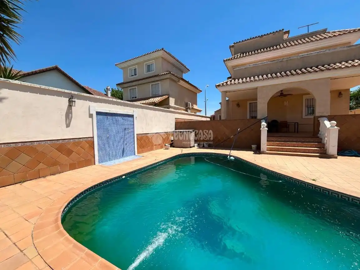 Vista exterior de Casa o chalet en venta en Alcalá de Guadaira con Aire acondicionado, Terraza y Amueblado