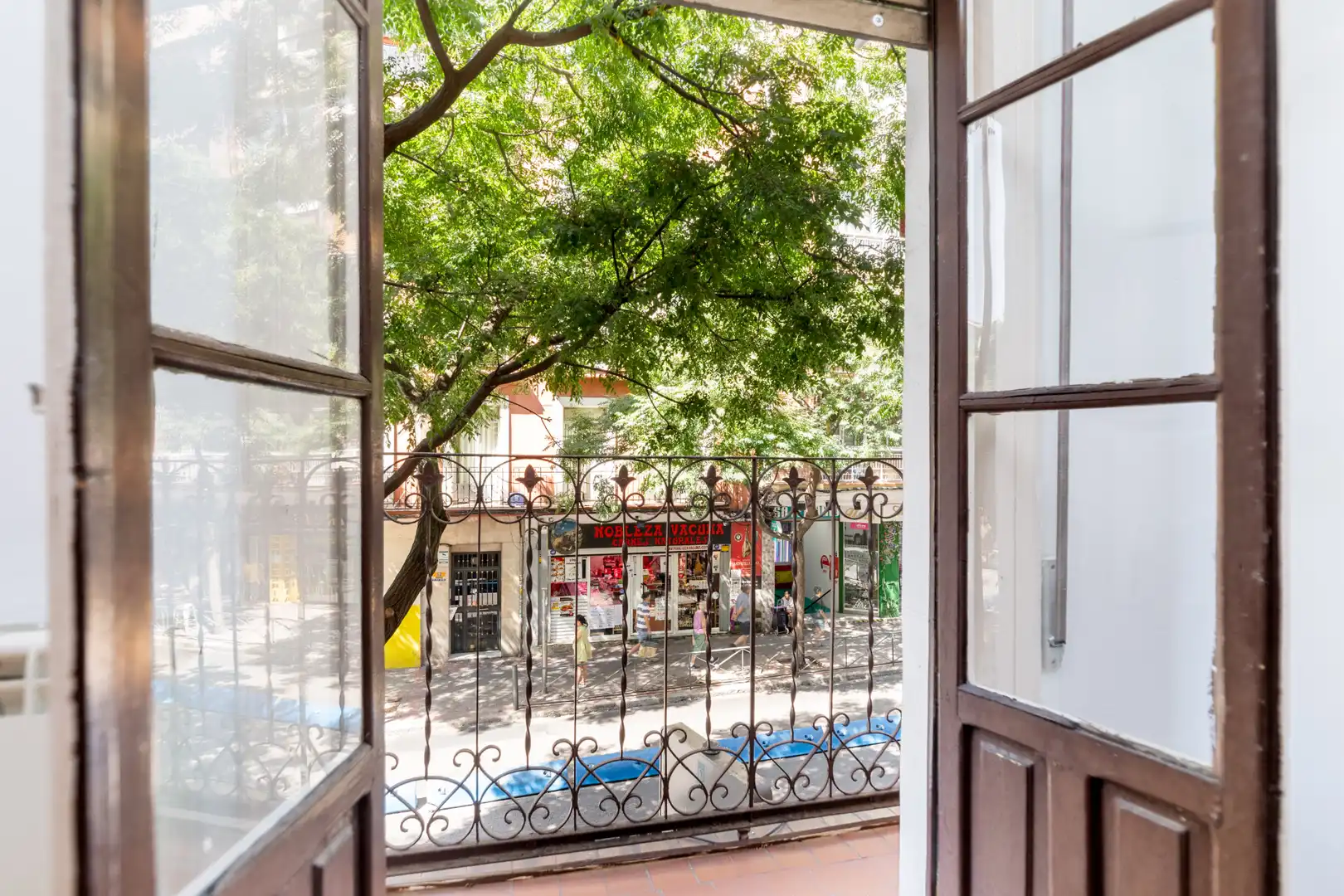 Terraza de Piso para compartir en Madrid con Amueblado, Horno y Lavadora