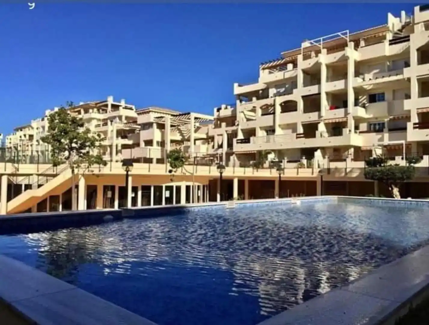 Außenansicht von Wohnungen zur Miete in Roquetas de Mar mit Klimaanlage, Schwimmbad und Balkon