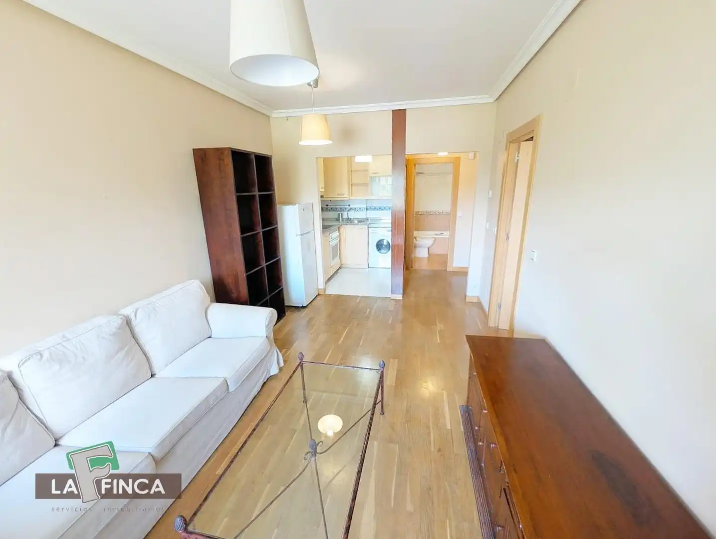 Sala d'estar de Apartament en venda en Oviedo  amb Calefacció, Traster i Moblat