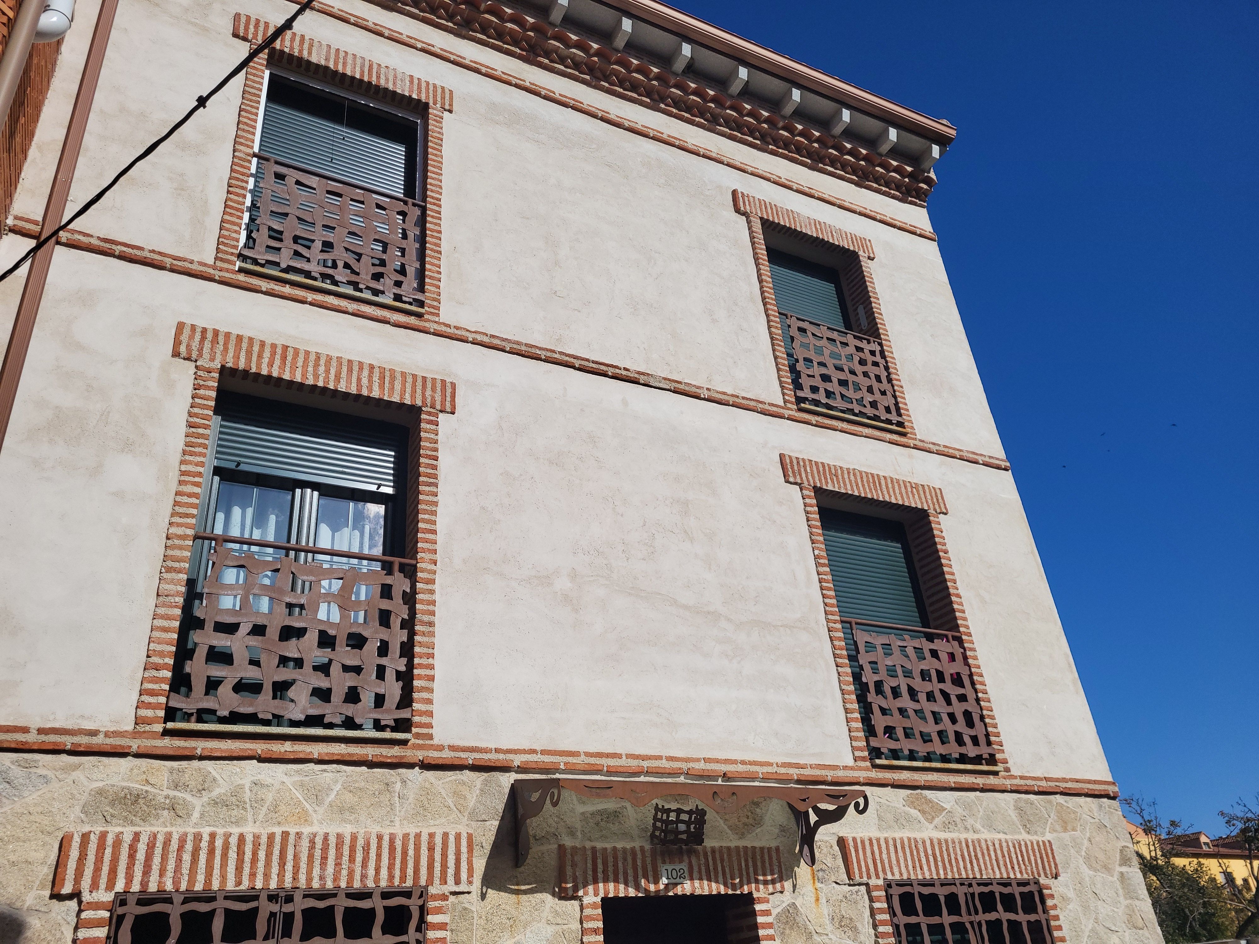 Vista exterior de Dúplex en venda en Navaluenga amb Aire condicionat i Balcó