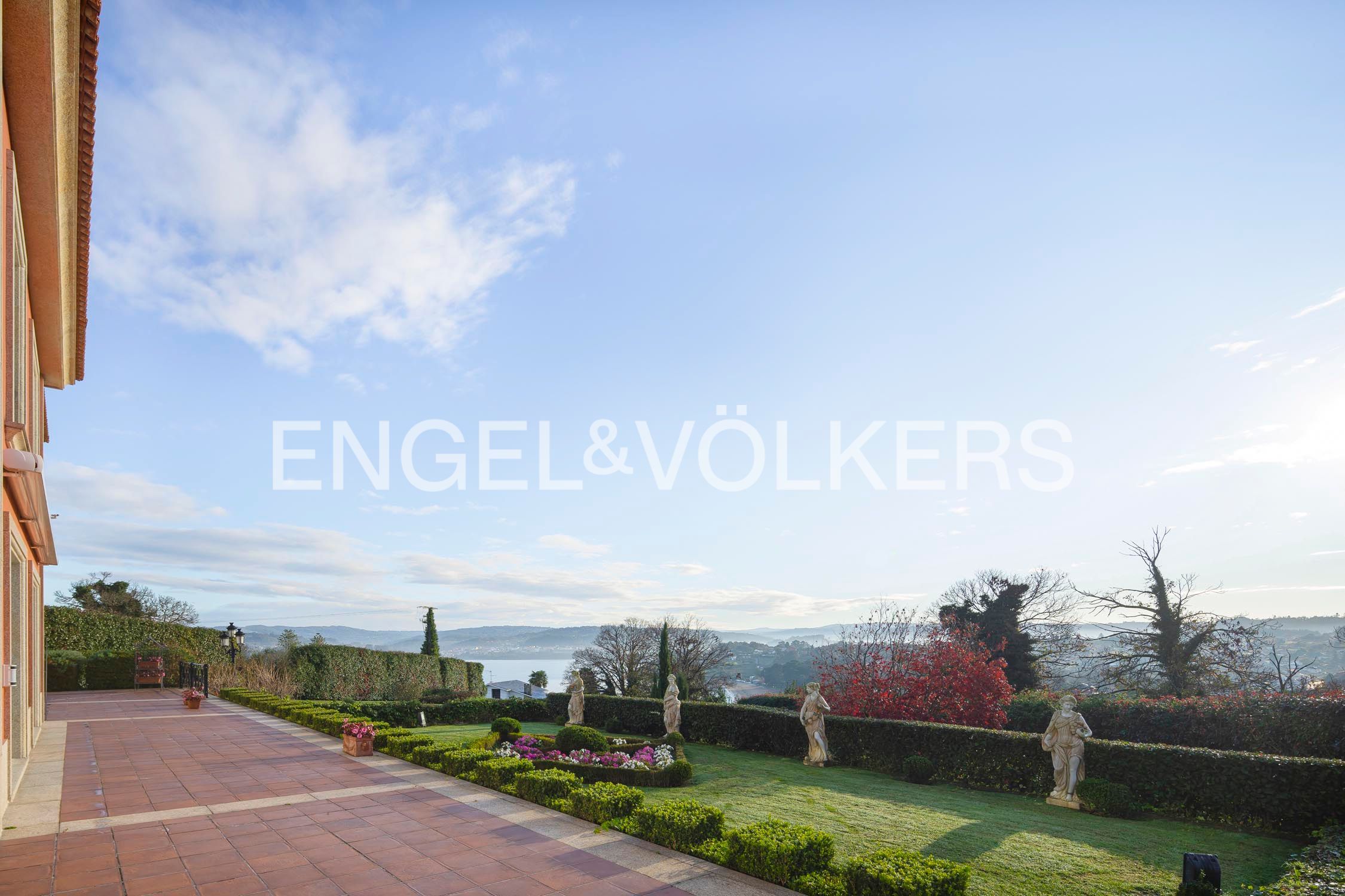 Vista exterior de Casa o xalet en venda en Bergondo amb Calefacció, Jardí privat i Piscina