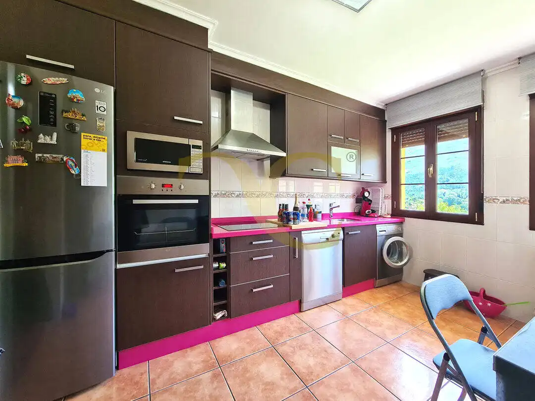 Cuina de Casa o xalet en venda en Ribadesella amb Calefacció, Jardí privat i Terrassa