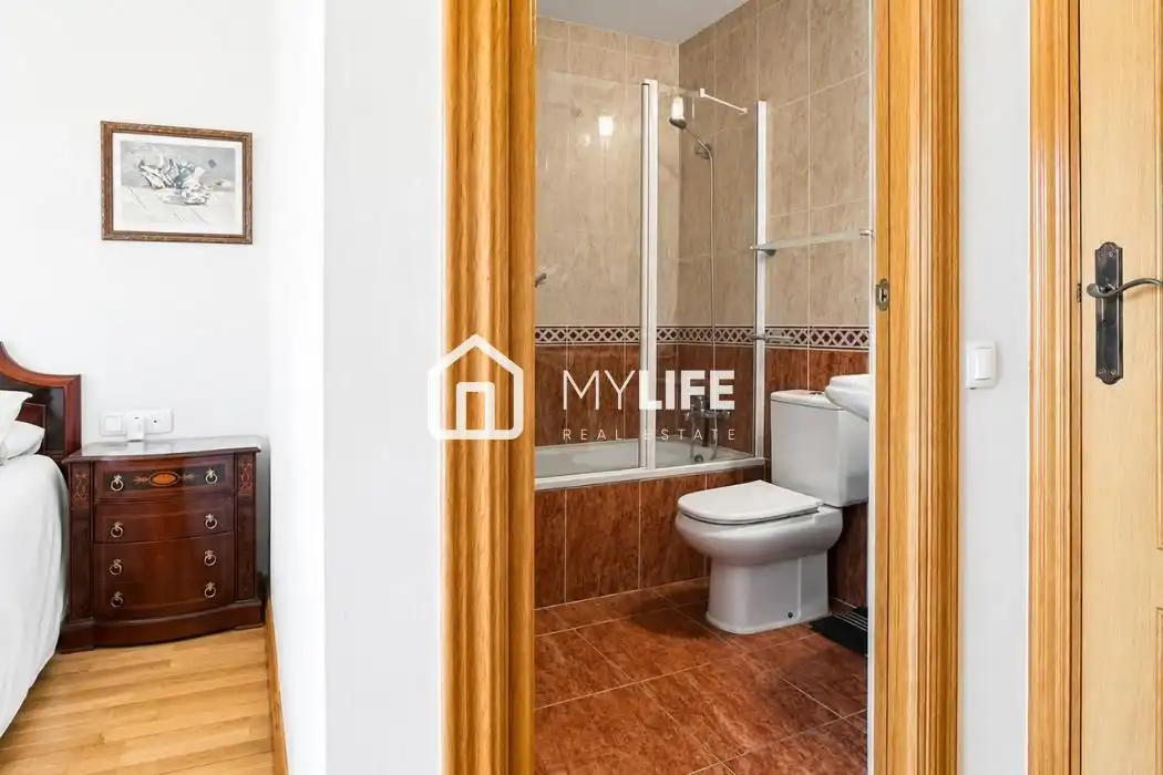 Bathroom of Attic for sale in Barcelona  with Air Conditioner, Heating and Parquet flooring
