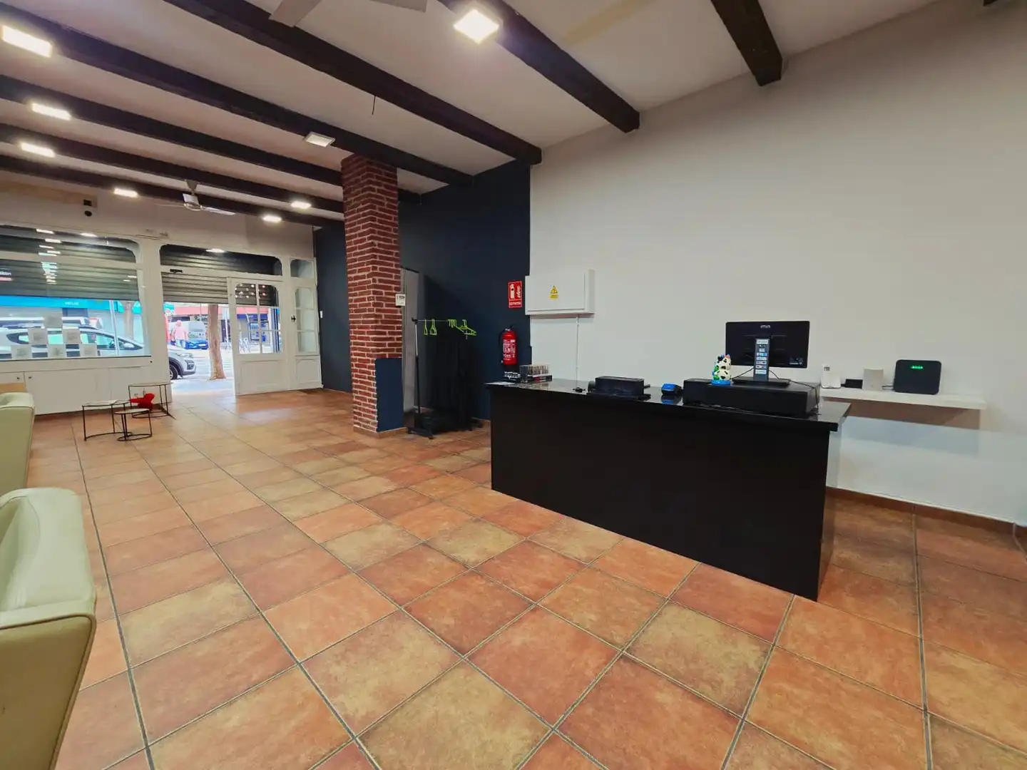 Business premises for transfer in Carrer de Ramon J. Sender, imagen 6
