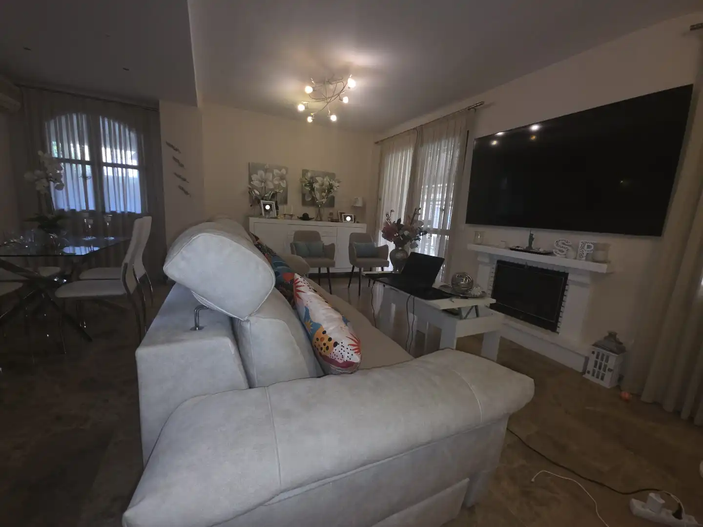 Sala de estar de Casa adosada en venta en Montequinto con Aire acondicionado, Calefacción y Jardín privado