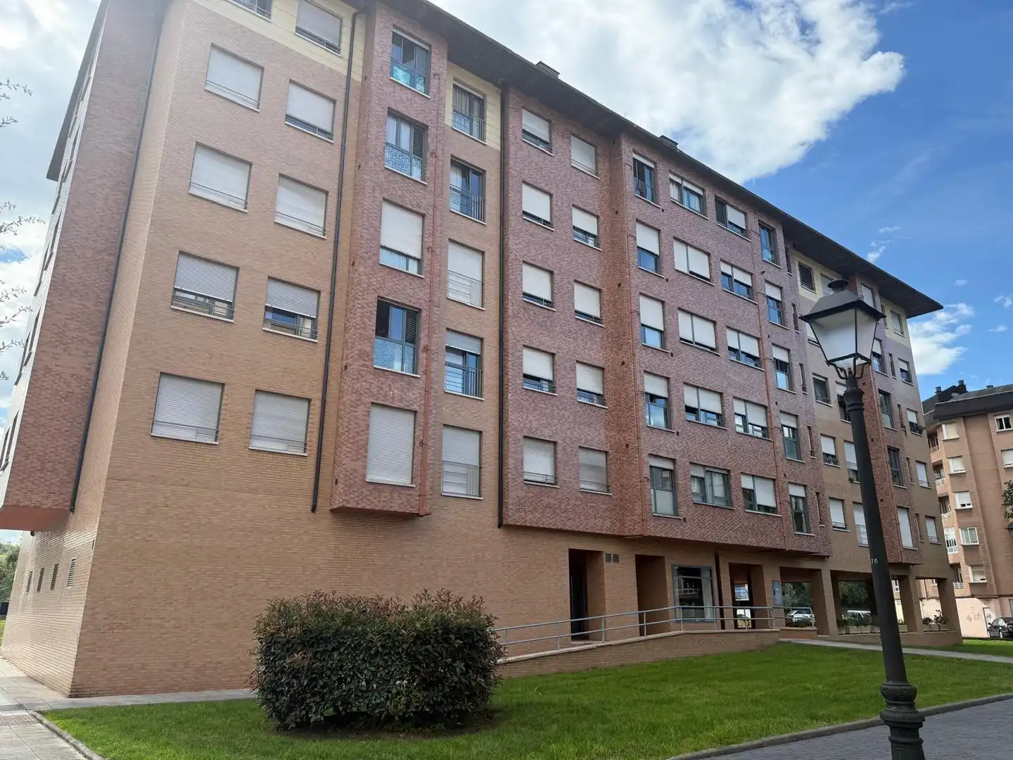 Vista exterior de Pis en venda en Oviedo  amb Calefacció, Jardí privat i Traster