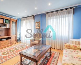 Sala d'estar de Dúplex de lloguer en Oviedo  amb Calefacció, Parquet i Moblat