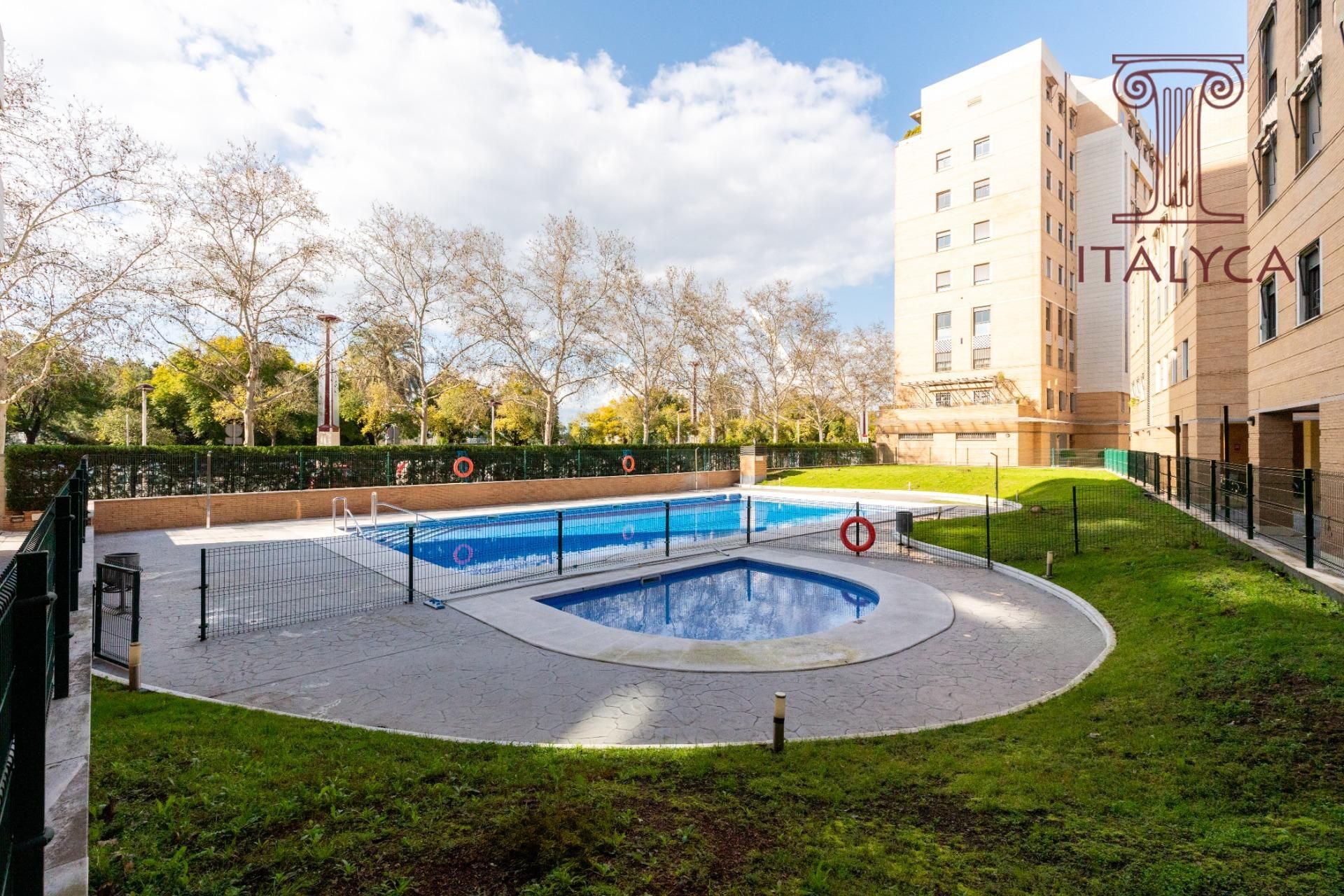 Swimming pool of Flat for sale in  Sevilla Capital  with Air Conditioner, Heating and Private garden