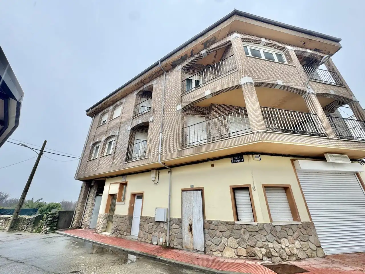 Vista exterior de Edifici en venda en Candeleda