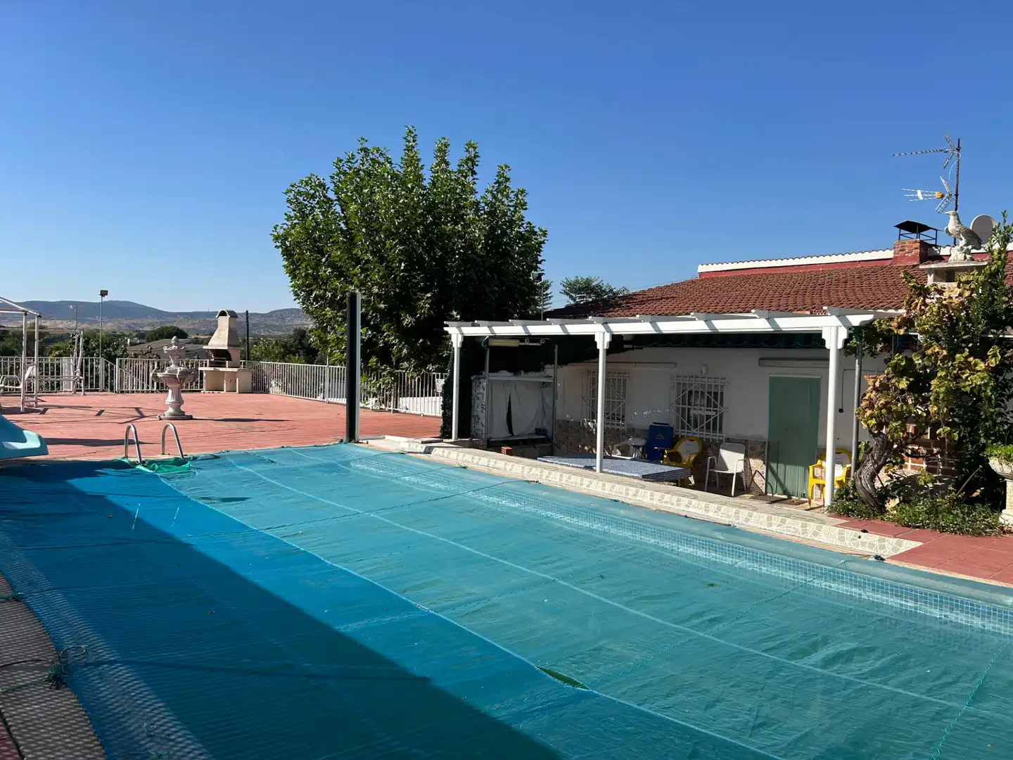Schwimmbecken von Einfamilien-Reihenhaus zum Verkauf in Santa Cruz del Retamar mit Klimaanlage, Heizung und Privatgarten