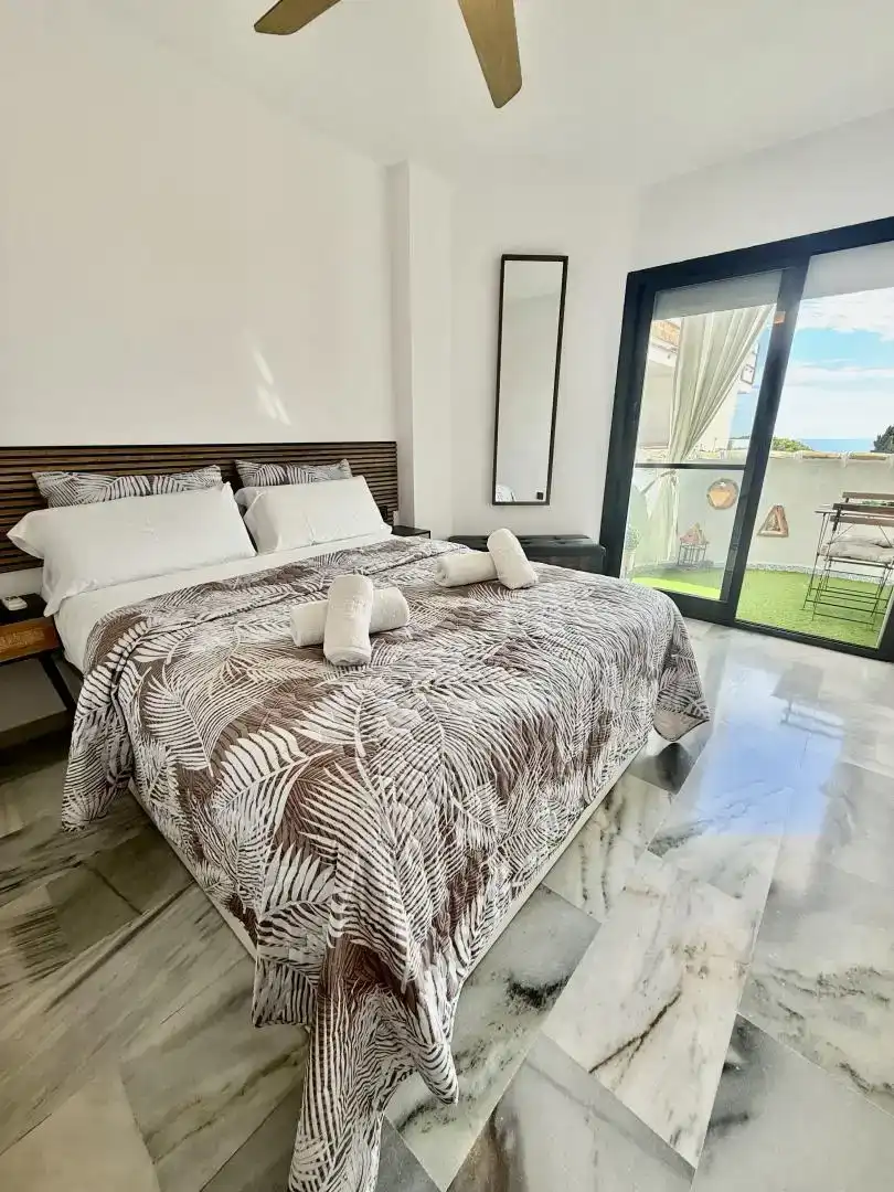 Dormitori de Dúplex de lloguer en Mijas amb Aire condicionat, Jardí privat i Piscina