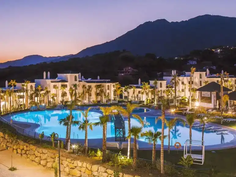 Außenansicht von Wohnung zur Miete in Estepona mit Klimaanlage, Privatgarten und Schwimmbad