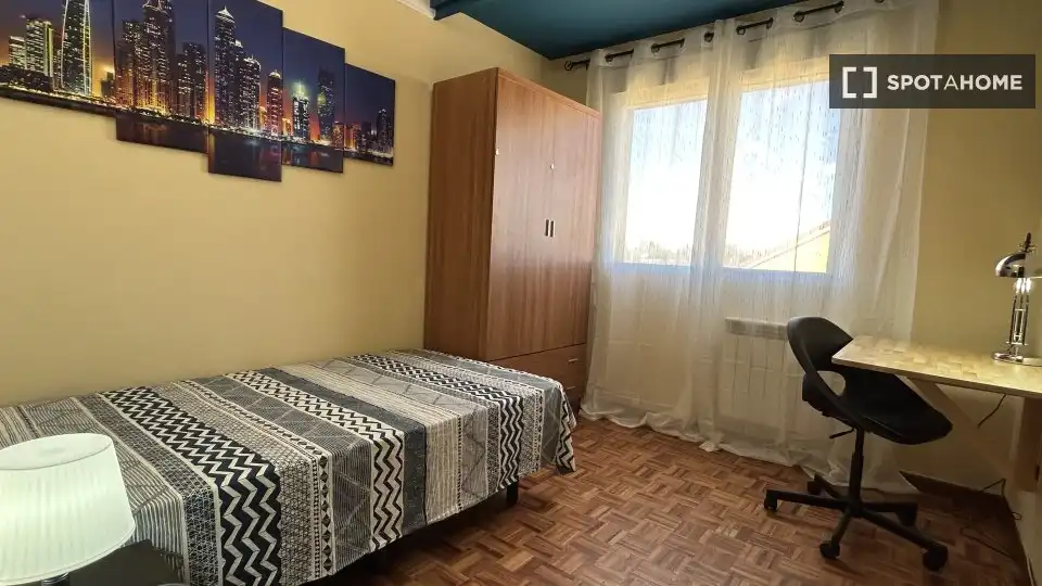 Habitación de Piso de alquiler en Alcalá de Henares con Aire acondicionado, Calefacción y Amueblado