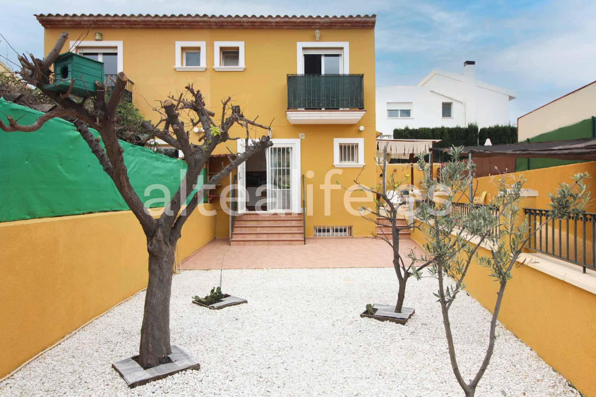 Vista exterior de Casa o xalet en venda en La Nucia amb Jardí privat, Terrassa i Traster