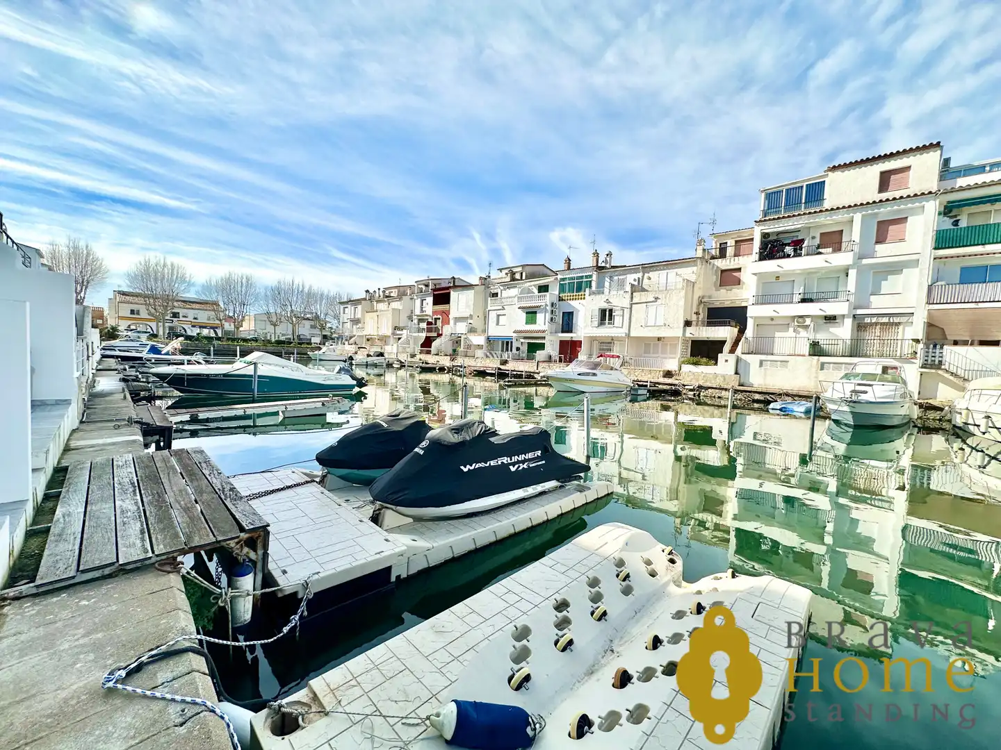 Vista exterior de Casa adosada en venda en Empuriabrava amb Aire condicionat, Calefacció i Terrassa
