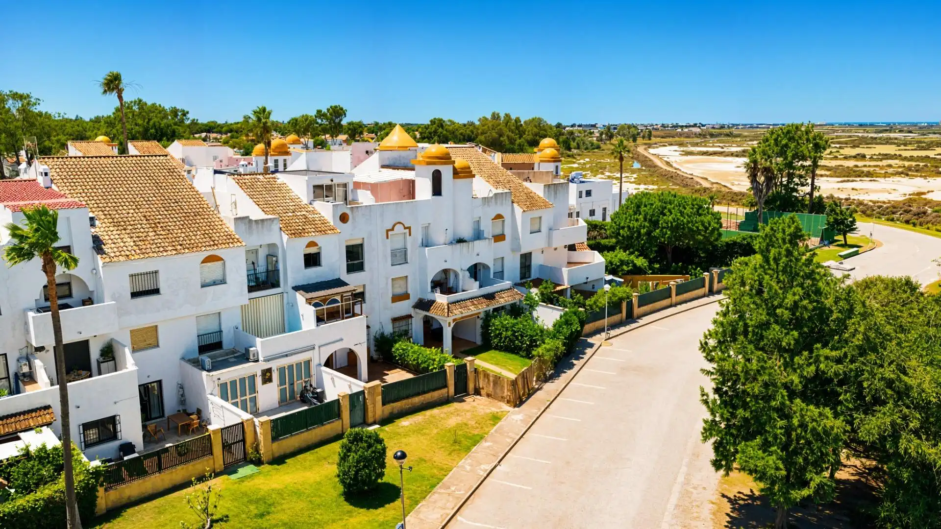 Außenansicht von Wohnungen zum Verkauf in Chiclana de la Frontera mit Privatgarten und Gemeinschaftspool