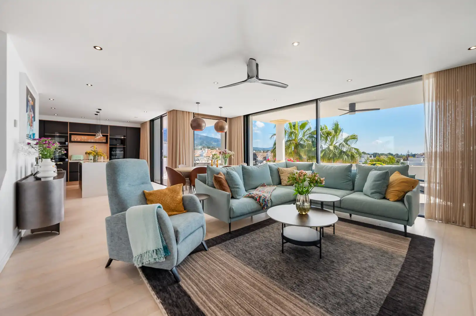 Sala d'estar de Àtic en venda en Marbella amb Aire condicionat, Terrassa i Piscina
