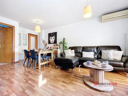 Living room of Flat for sale in Vilanova i la Geltrú  with Air Conditioner and Terrace