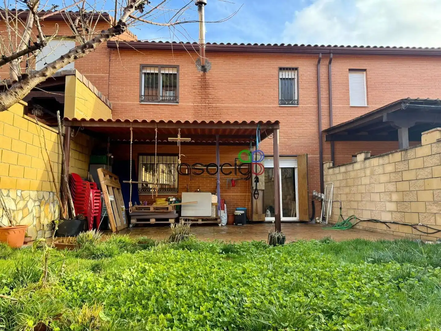 Exterior view of Detached homes for sale in Chiloeches  with Heating, Private garden and Swimming Pool
