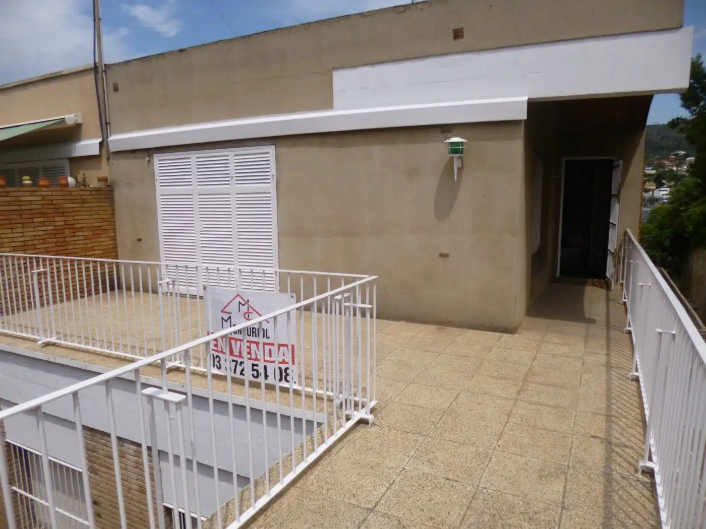 Vista exterior de Casa adosada en venda en Sant Just Desvern amb Calefacció i Terrassa