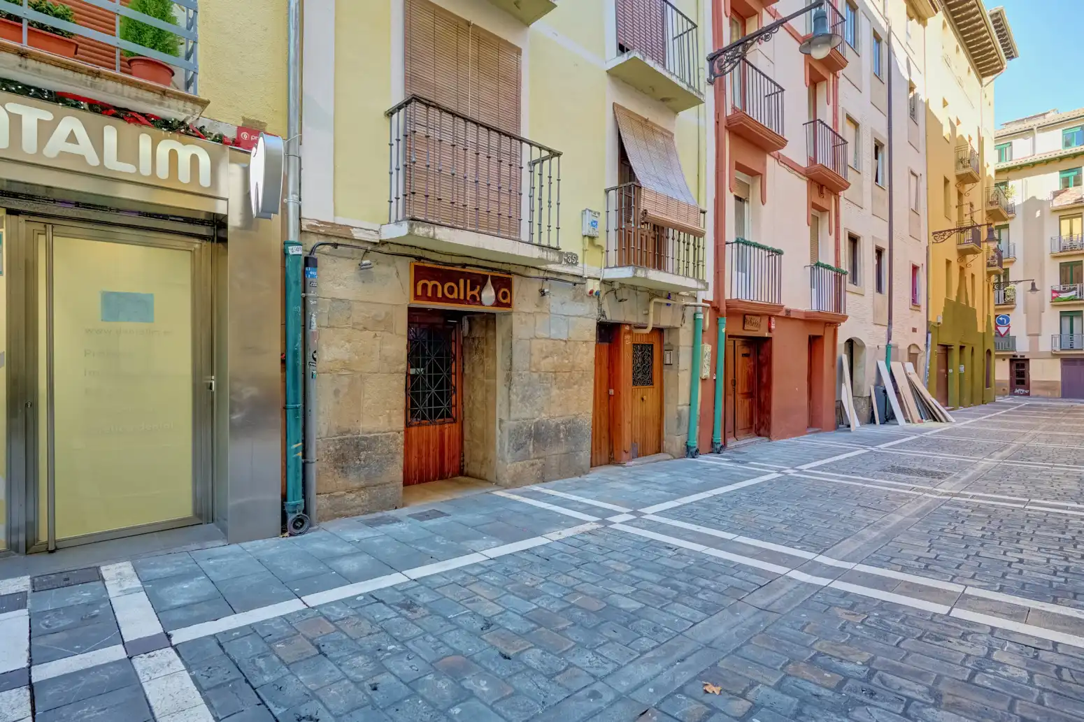 Vista exterior de Local en venta en  Pamplona / Iruña