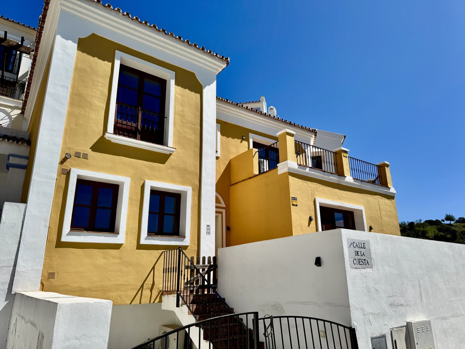 Vista exterior de Casa o xalet en venda en Benahavís amb Aire condicionat, Calefacció i Terrassa