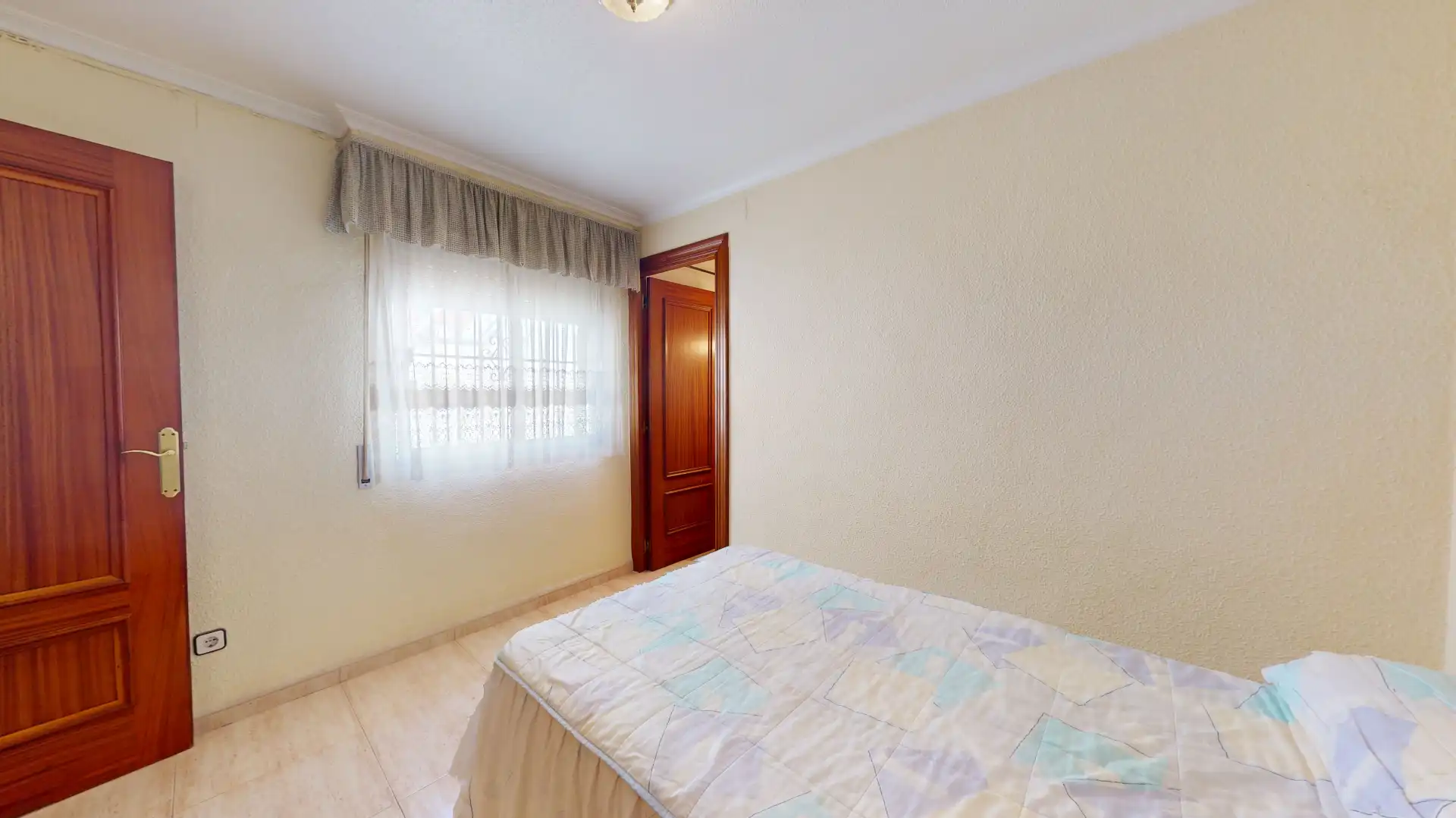 Dormitori de Casa adosada en venda en Elda amb Aire condicionat, Terrassa i Traster