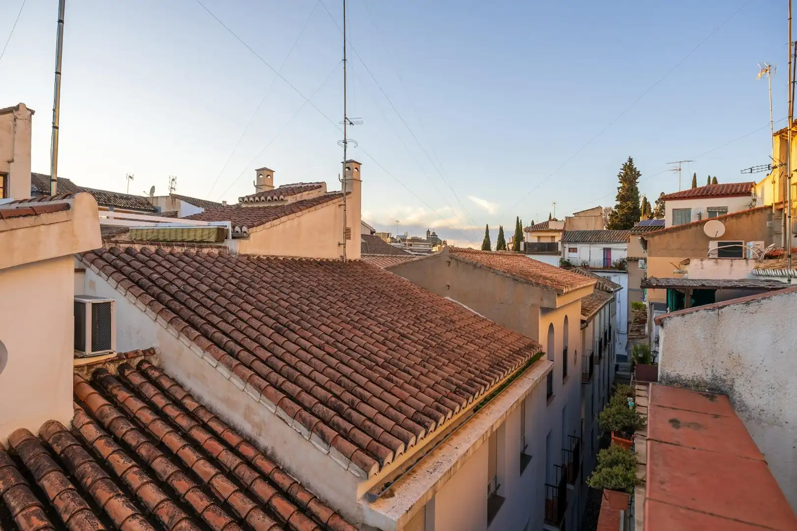 Vista exterior de Casa o xalet en venda en Granada amb Aire condicionat, Terrassa i Moblat