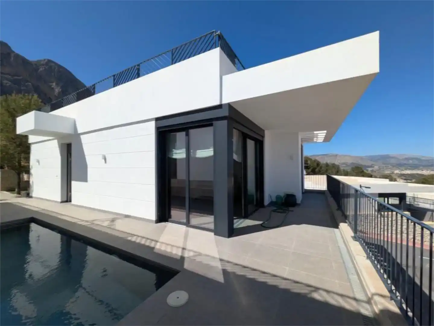 Vista exterior de Casa o xalet en venda en Polop amb Aire condicionat, Piscina i Balcó