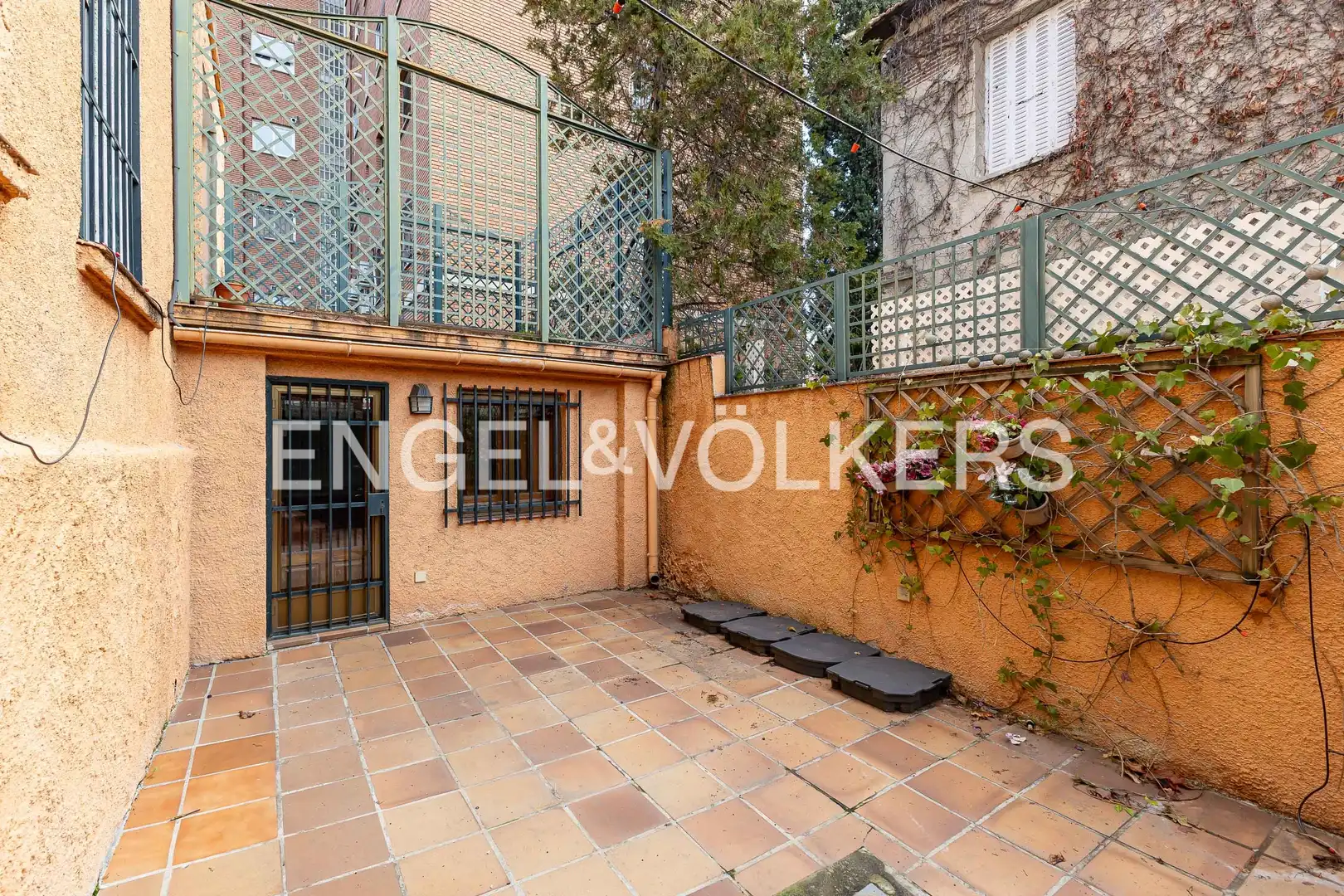 Terrasse von Einfamilien-Reihenhaus zum Verkauf in Madrid mit Klimaanlage, Heizung und Privatgarten