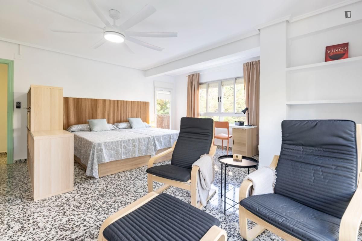 Habitación de Apartamento para compartir en  Valencia Capital con Amueblado, Horno y Lavadora