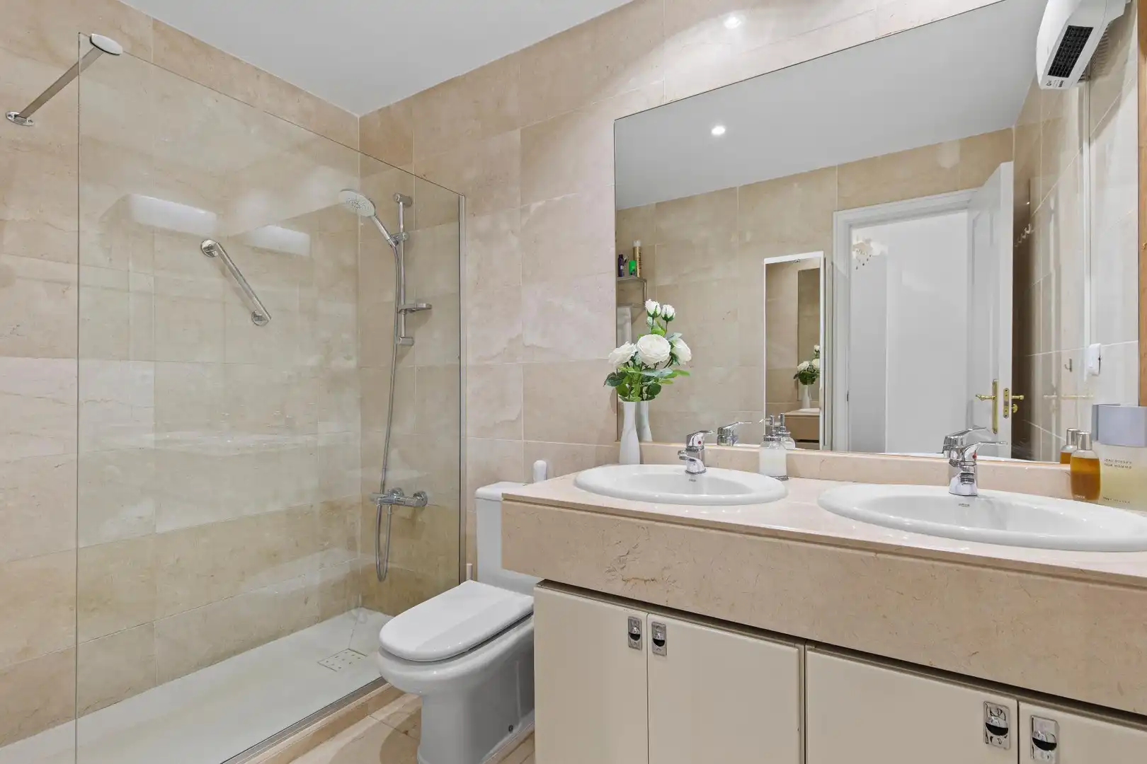 Baño de Apartamento en venta en Marbella con Aire acondicionado, Jardín privado y Terraza