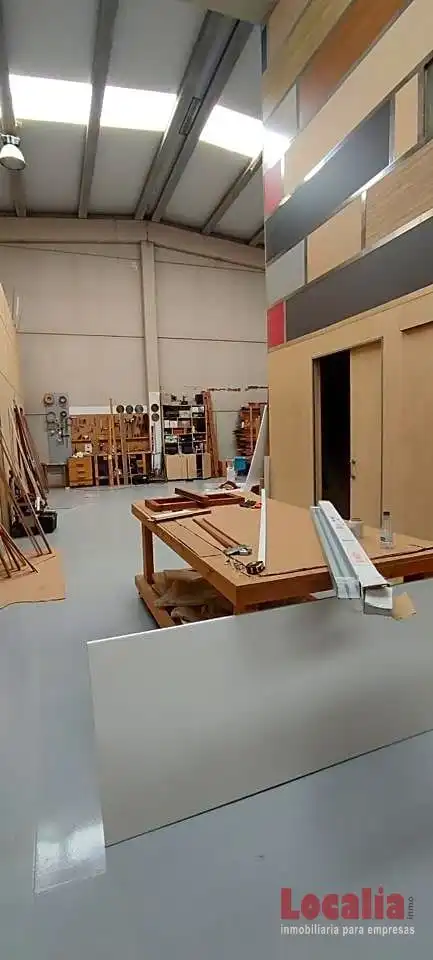 Außenansicht von Fabrikhallen zur Miete in Los Corrales de Buelna 
