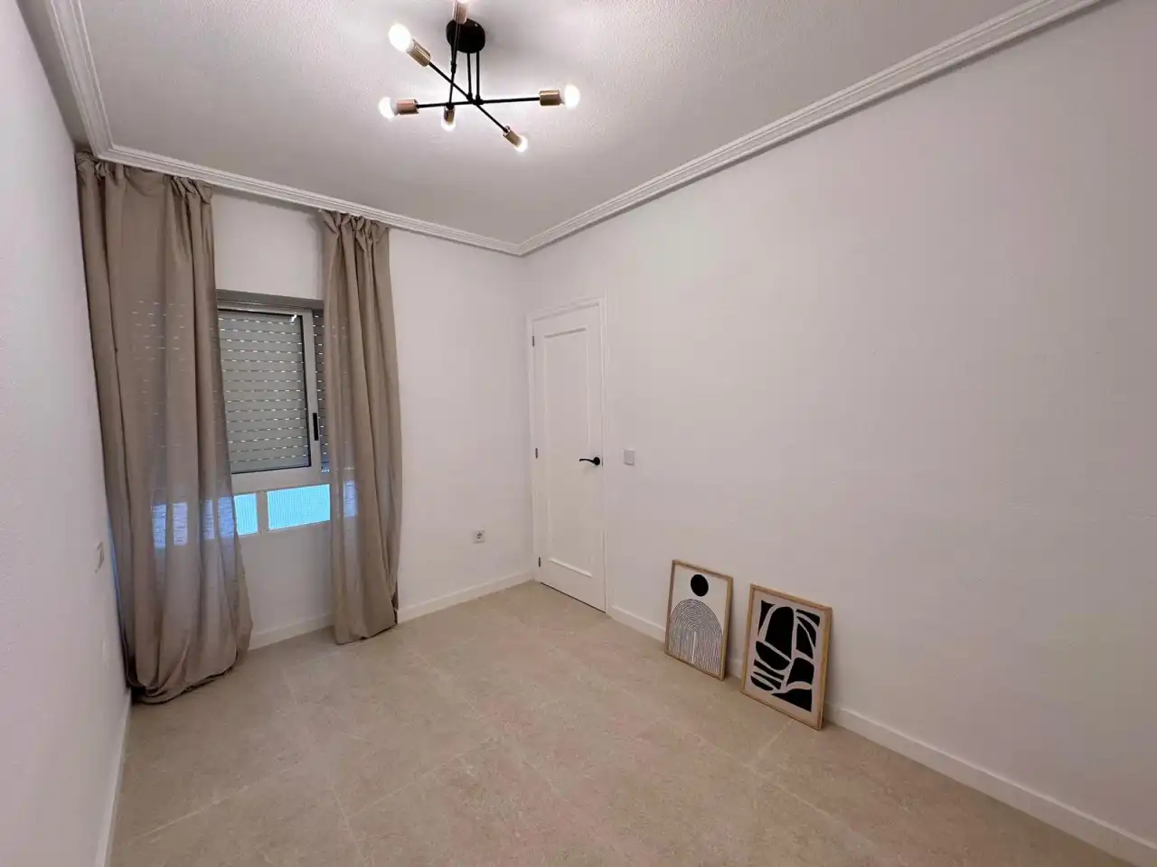 Habitación de Piso en venta en Torrevieja con Aire acondicionado, Calefacción y Terraza