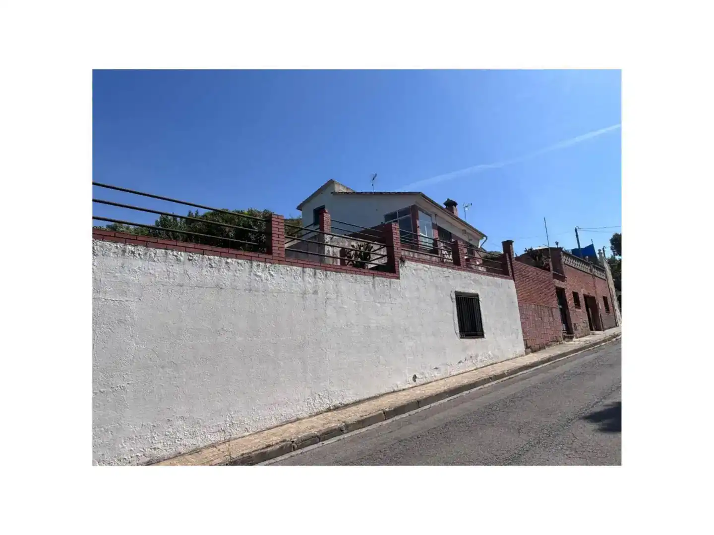 Vista exterior de Casa o xalet en venda en Lliçà d'Amunt amb Jardí privat, Traster i Piscina
