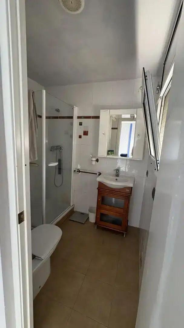 Badezimmer von Wohnung zum Verkauf in Palamós mit Balkon