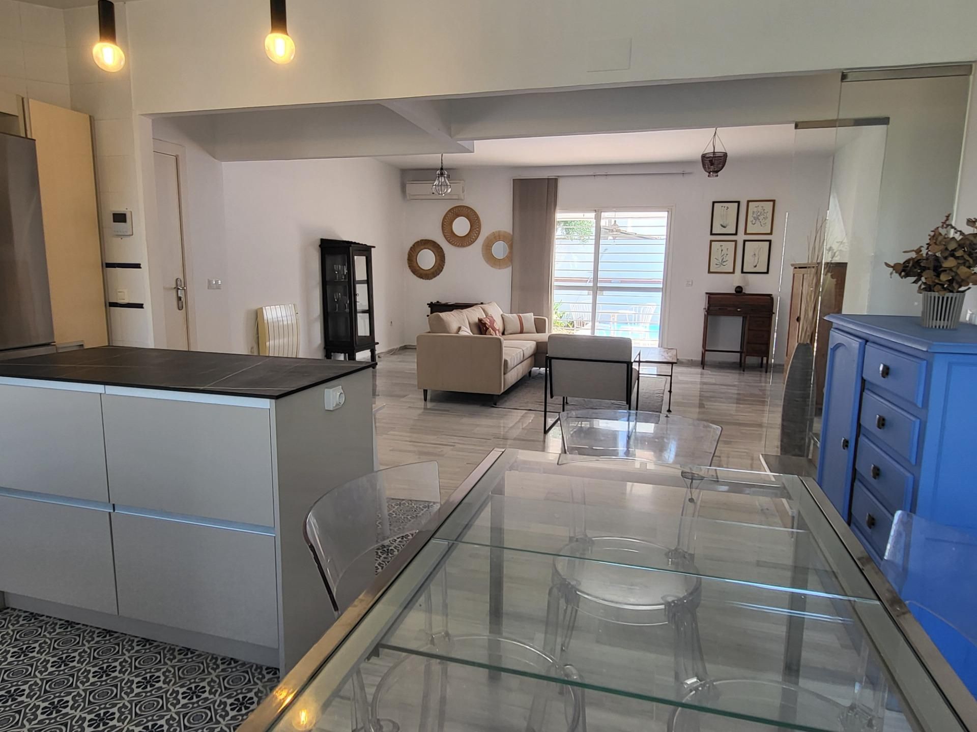 Sala d'estar de Casa adosada de lloguer en Espartinas amb Aire condicionat, Calefacció i Jardí privat
