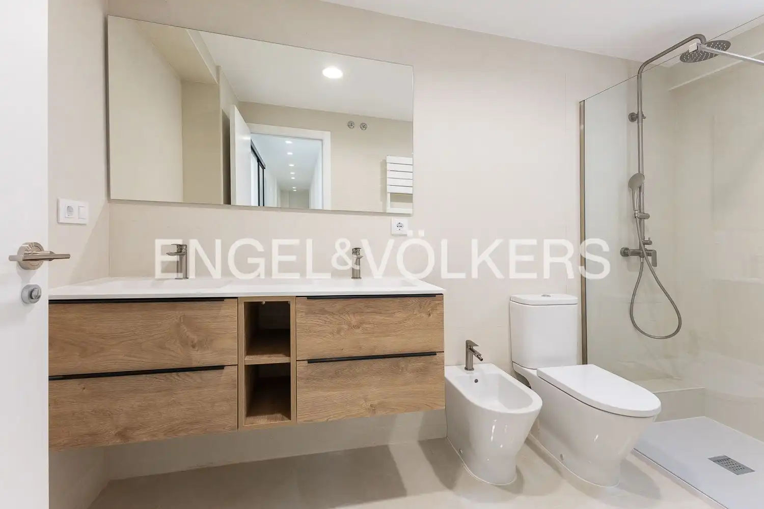 Baño de Piso en venta en Valencia con Aire acondicionado, Calefacción y Balcón